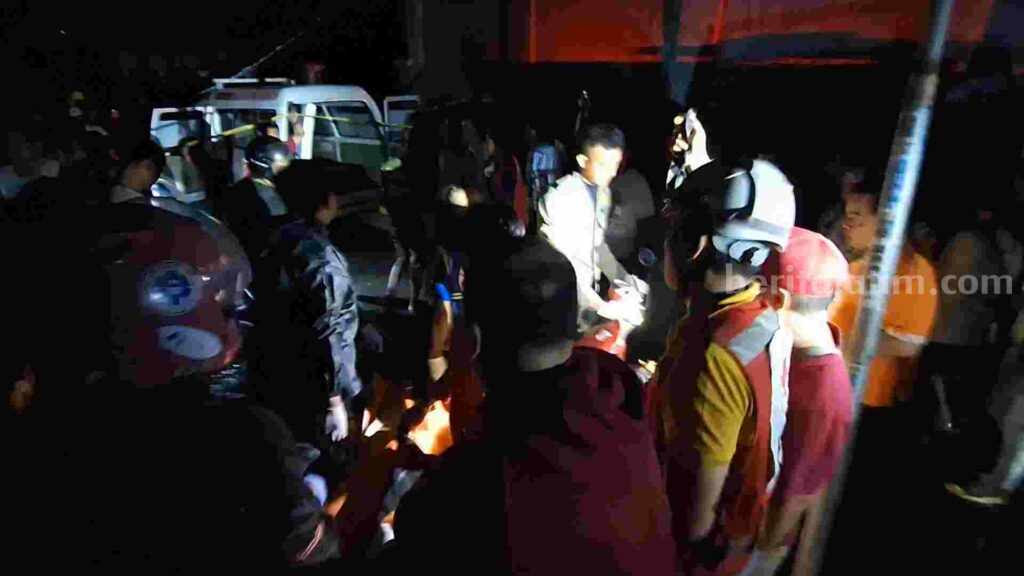 Kedua korban dievakuasi ke mobil ambulance. [Foto : Misti/beritajatim.com]