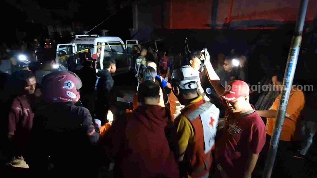 Kedua korban dievakuasi ke mobil ambulance. [Foto : Misti/beritajatim.com]