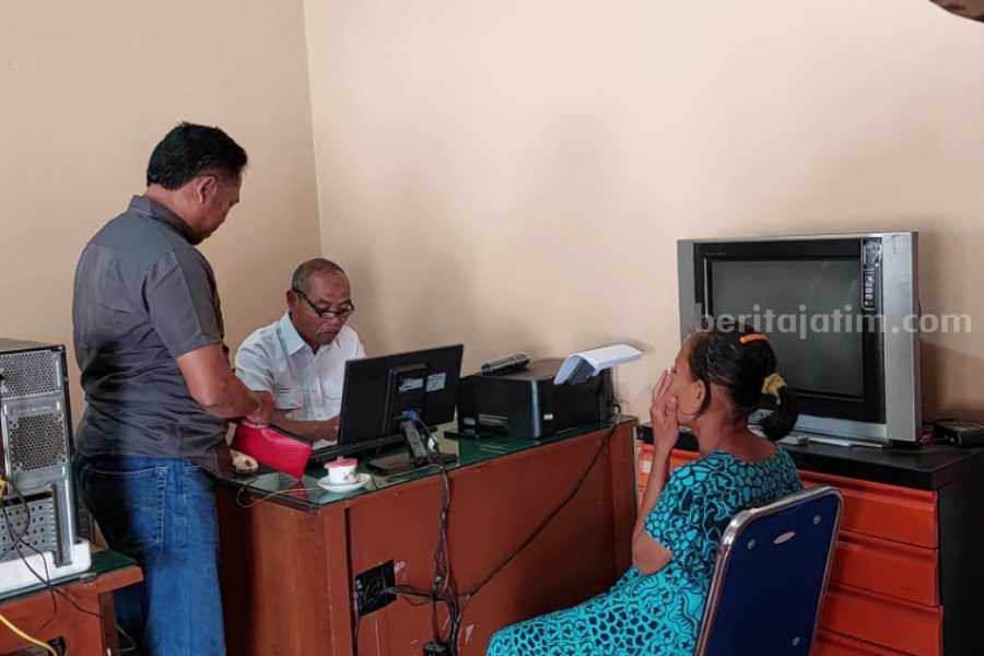 IRT yang mencuri dompet milik warga Desa Widodaren, Gerih, Ngawi saat diperiksa di Polsek Geneng, Ngawi, Rabu (27/12/2023)