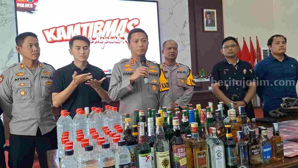 Caption : Kapolresta Mojokerto, AKBP Daniel S Marunduri saat Konferensi Pers Akhir Tahun 2023 di Aula Rupatama Polresta Mojokerto. [Foto : Misti/beritajatim.com]