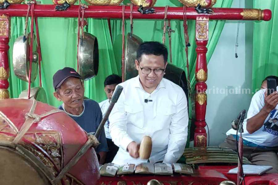 Muhaimin Iskandar saat menabung demung di Sentra Kerajinan Gamelan Mitra Jaya Desa Grabahan, Karangrejo, Magetan, Sabtu (30/12/2023)
