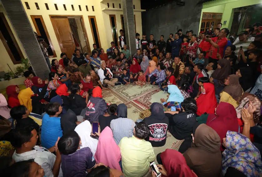 Ganjar Cangkruk Bareng Warga Solo, Dapat Sambutan Kangen dan Doa