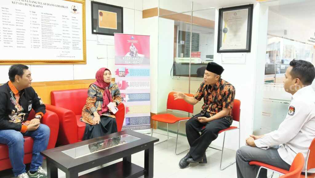 Peninjauan rumah pintar pemilu nasional yang ada di perpus Bung Karno Kota Blitar.