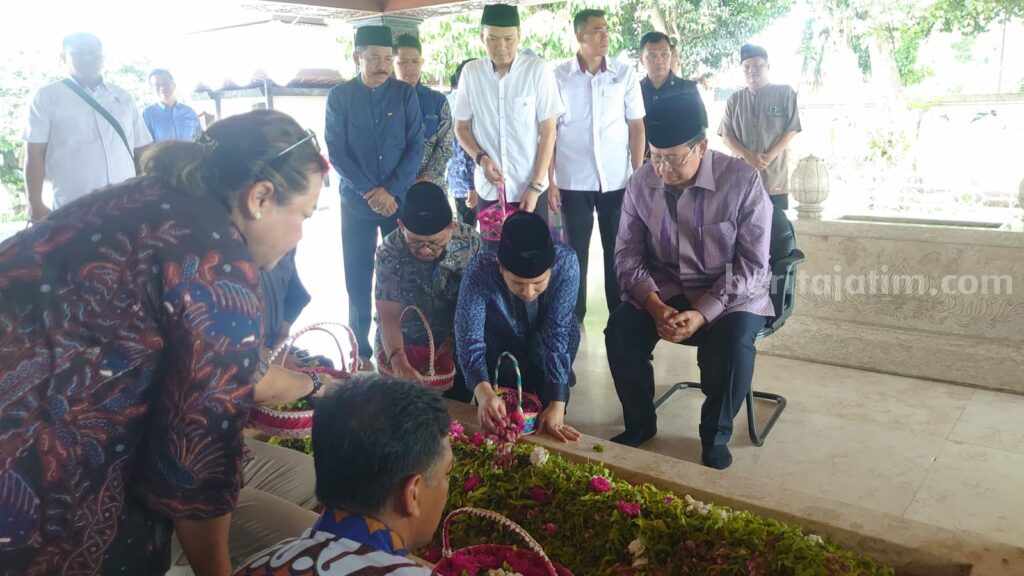 Susilo Bambang Yudhoyono berziarah ke Makam Bung Karno di Kelurahan Bendogerit Kota Blitar pada Jumat (08/12/23)