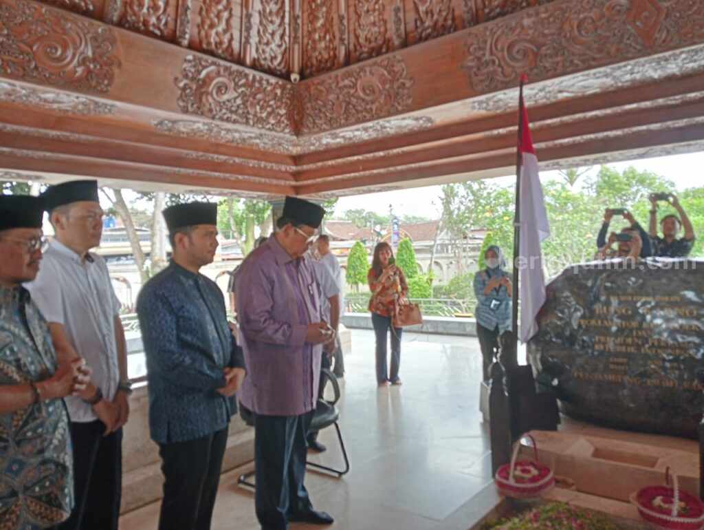 Emil Dardak mendampingi SBY saat berziarah ke Makam Bung Karno Blitar