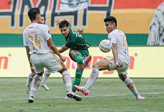 Komdis Sanksi Denda Persebaya, Persija hingga Gresik United Persebaya Surabaya bermain imbang melawan Persija Jakarta dengan skor 1-1 pada Sabtu (9/12/2023). (Foto: Persebaya)