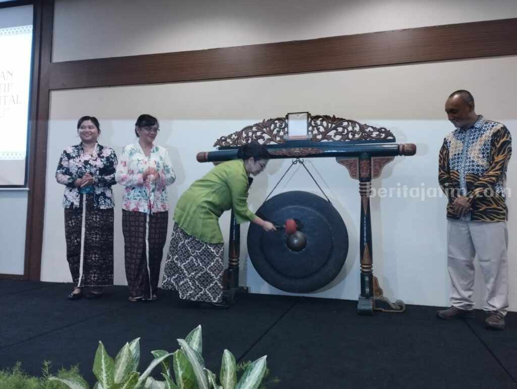 Pusdikbud UGM Launching Permainan Edukasi Truwelu G.K.B.R.A.A. Paku Alam DIY saat memukul gong tanda launching Truwelu. (Rahajeng Kartika -beritajatim.com)