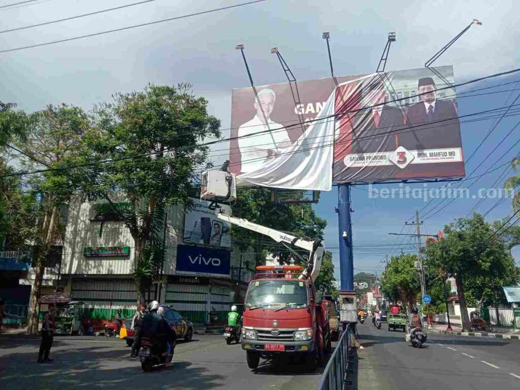 Langgar Aturan Baliho Ganjar Hingga Prabowo Ditertibkan Bawaslu Kota Blitar Bawaslu Kota Blitar menertibkan APK yang melanggar aturan.