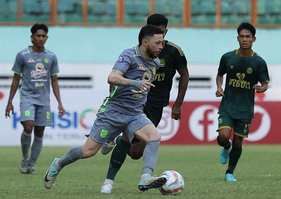 Robson Duarte mencetak satu gol ketika Persebaya Surabaya bermain imbang 1-1 lawan Persikabo 1973, Minggu (17/12/2023). Foto: Persebaya