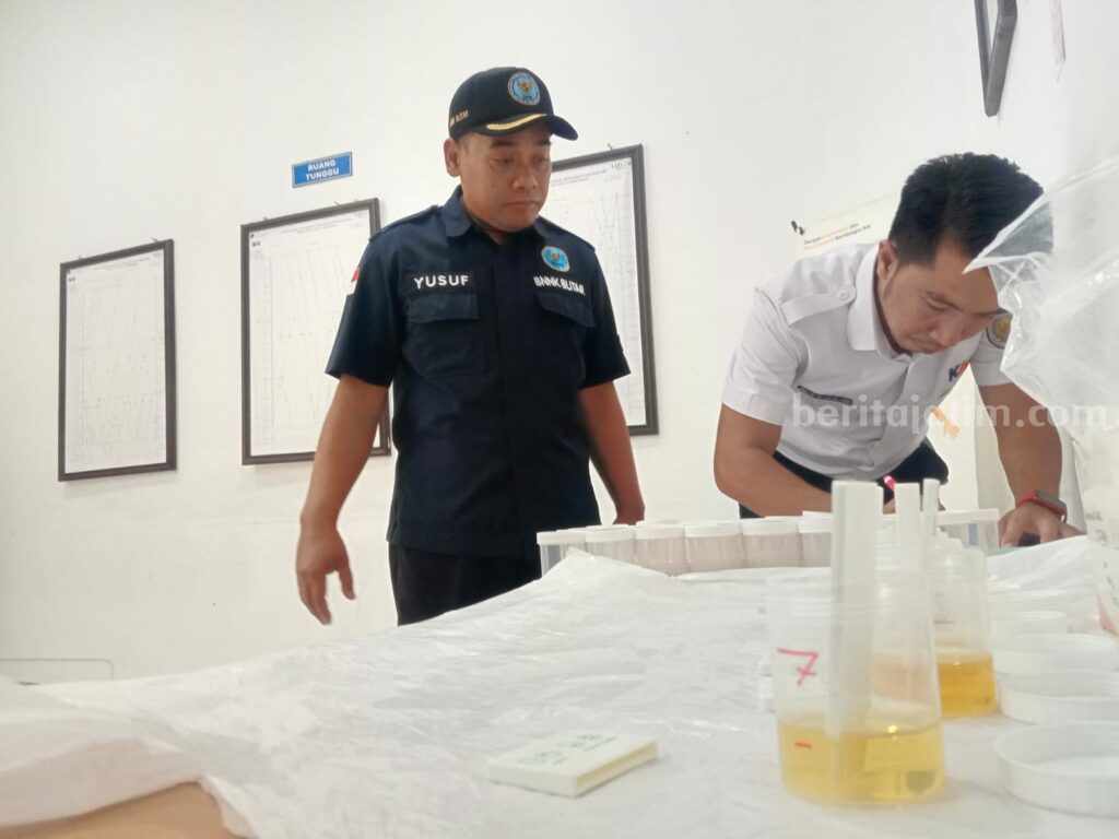 Petugas BNN melakukan pemeriksaan urin kepada petugas KAI Daop 7 Madiun di Stasiun Blitar.