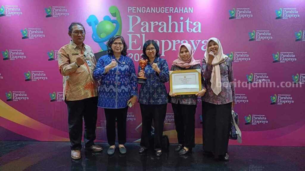 Pj Wali Kota Kediri Terima Penghargaan APE Tahun 2023 WhatsApp Image 2023-12-19 at 19.00.01_11zon