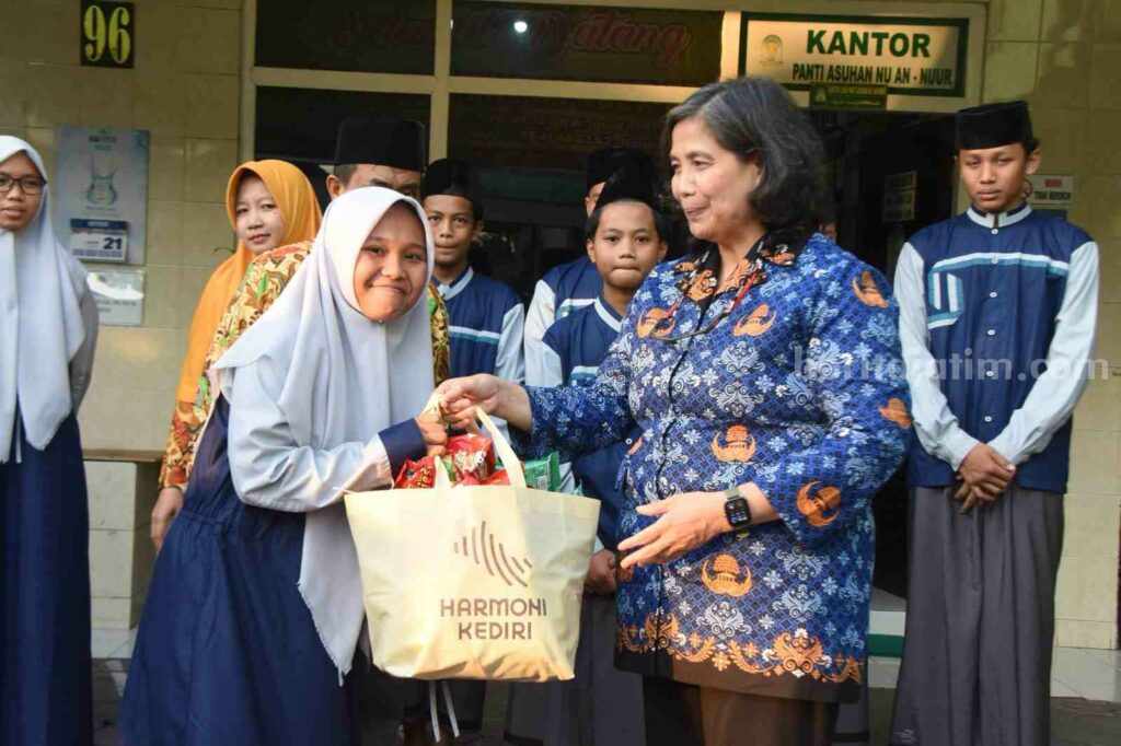 Pj Walkot Kediri Serahkan Bantuan di LKSA Panti Asuhan NU An-Nuur