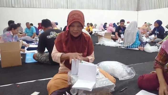 Demi Cuan, Nenek 61 Tahun di Blitar Jadi Buruh Lipat Surat Suara Pemilu foto beritajatim