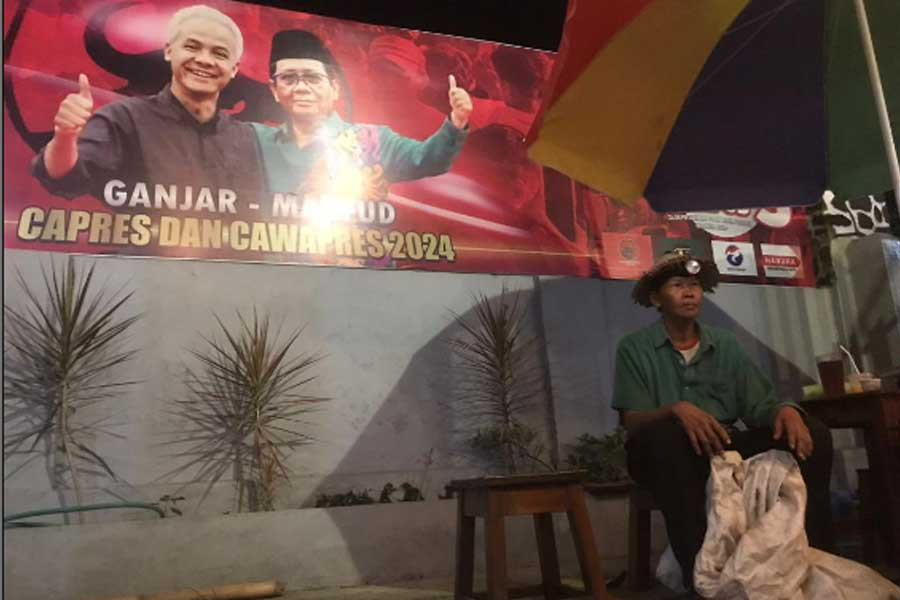 Dukung Ganjar, Pemulung di Blitar Ikut Nobar Debat Capres Yanto, masih dengan karung sampahnya, duduk menyaksikan debat capres. (Owi)
