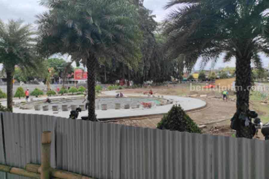 Rute ke Alun-alun Blitar Pakai Bus dari Terminal Bungurasih Alun-alun Kota Blitar yang direnovasi.