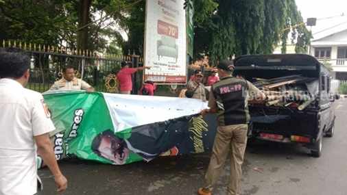 Bawaslu Bangkalan Tertibkan Ratusan APK Melanggar Aturan Penertiban APK yang melanggar di wilayah Kabupaten Bangkalan (Foto: Zamachsari/beritajatim.com)