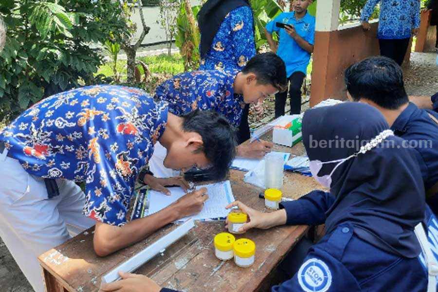 BNN Lakukan Tes Urine 30 Siswa SMAN Jatirogo, Begini Hasilnya Siswa di SMA N Jatirogo saat mengikuti tes urine yang dilaksanakan oleh BNNK Tuban.