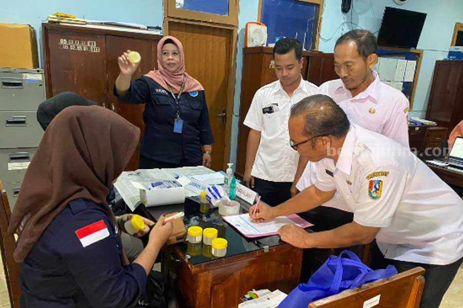BNNK Tuban saat melakukan tes urine kepada sejumlah pegawai Pemerintahan di Kabupaten Tuban.