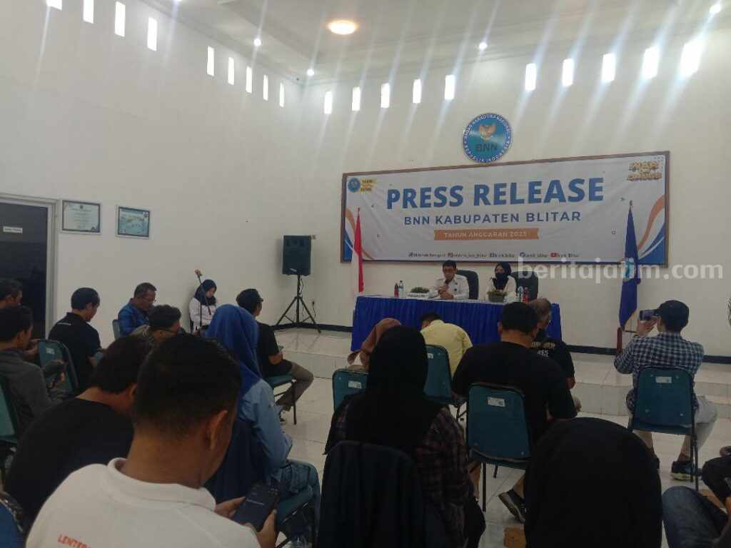 BNN Kabupaten Blitar, Jawa Timur, Menggelar Press Rilis Hasil Pengungkapan Kasus Sabu-sabu, Rabu (27/12/23).
