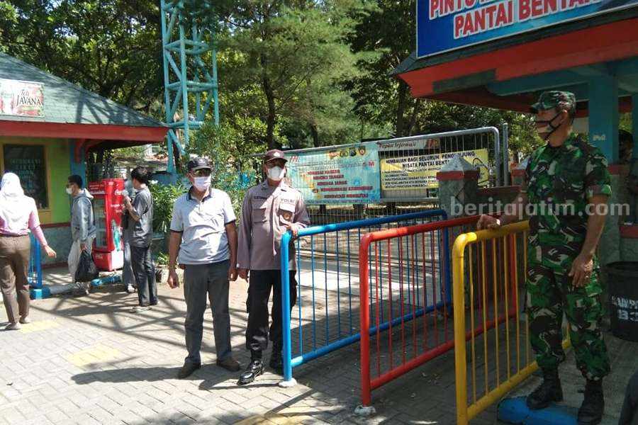 Situasi pengunjung Pantai Bentar saat libur natal.