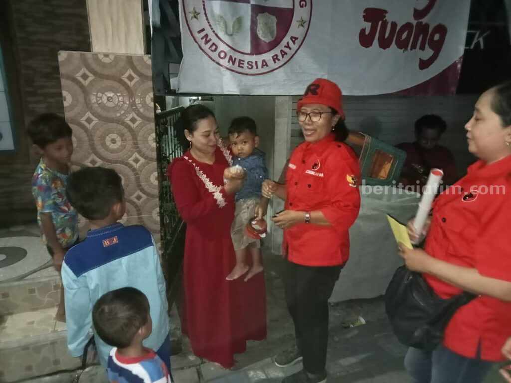 PAC PDIP Gunung Anyar Surabaya Kampanye Door to Door Sekaligus Bagikan 3 Telor Rebus Tiap Warga