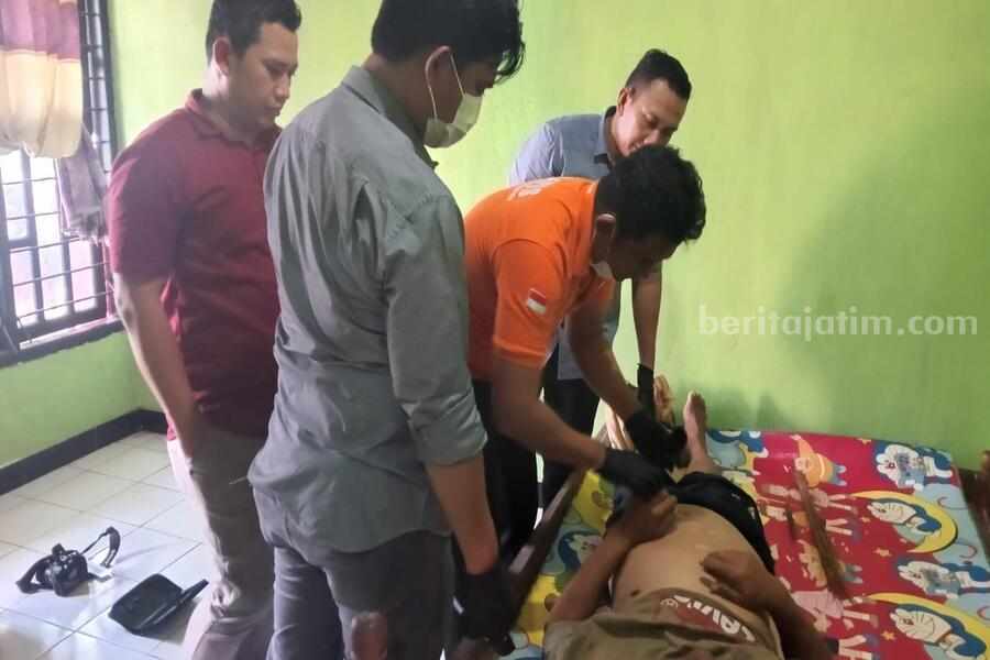 Caption : Kondisi korban berinisial S usai dievakuasi pihak Kepolisian dan dibawa ke rumah duka.