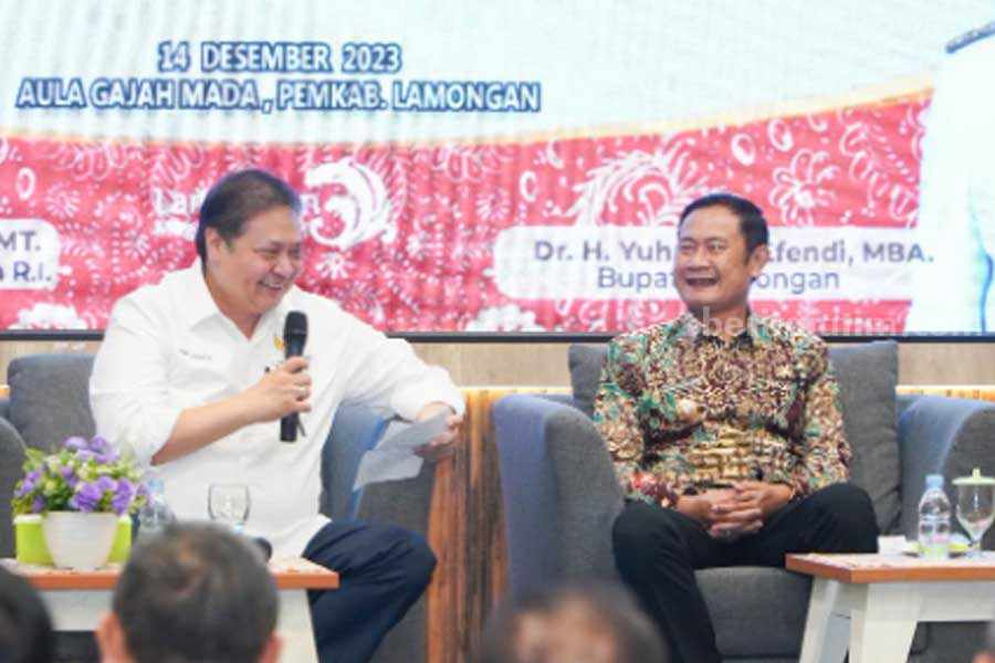 Menteri Koordinator (Menko) Bidang Perekonomian Airlangga Hartanto saat berdialog dengan para petani millenial di Kabupaten Lamongan.