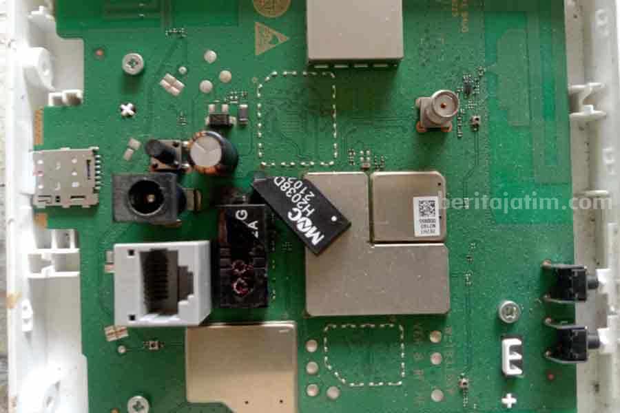 Alat elektronik warga Sampang yang terbakar saat hujan disertai petir melanda (Foto: Zamachsari/beritajatim.com)