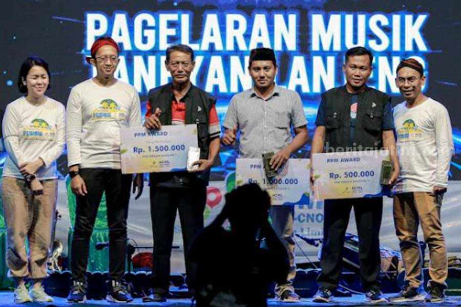 Penyerahan PPM Awards dalam Festival Pesisir 2 di Pulau Giliyang.
