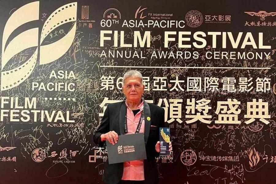 Caption : Sutradara Film Land of Blessings, Adisurya Abdy, saat menerima penghargaan di Asia Pacific Film Festival (APFF) 2023, di Macau.
