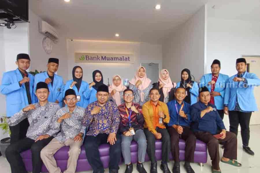 FSE UIT Lirboyo MoU dengan Bank Muamalat dan Benchmarking ke FEBI IAIN Ponorogo FSE UIT Lirboyo Kediri usai tanda tangan MoU dengan Bank Muamalat Cabang Ponorogo.