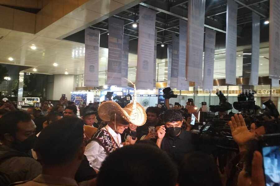 Ganjar Pranowo memakai Topi Tii saat tiba dalam Debat Cawapres (Hendra Brata)