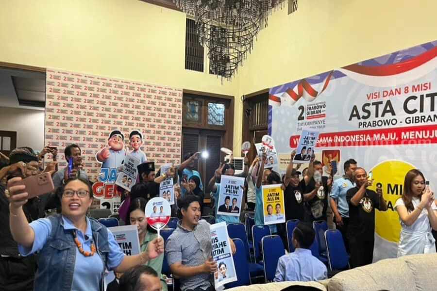 Nobar Debat, Relawan Prabowo-Gibran Kompak Pakai Baju Gemoy Nobar debat cawapres di TKD Jatim (Asg-beritajatim.com)