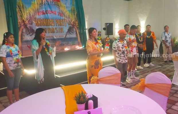 Pesta Malam Tahun Baru 2024 di Hotel Nganjuk Bertema ‘Hawaiian Night Party’ foto beritajatim