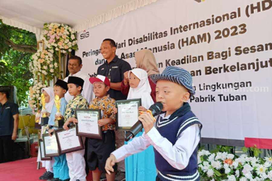 Seorang Difabel Terharu dan Bangga saat PT SBI Tuban Peringati Hari Disabilitas International anak-anak mengikuti lomba yang digelar oleh PT Solusi Bangun Indonesia Tbk (SBI) Pabrik Tuban.
