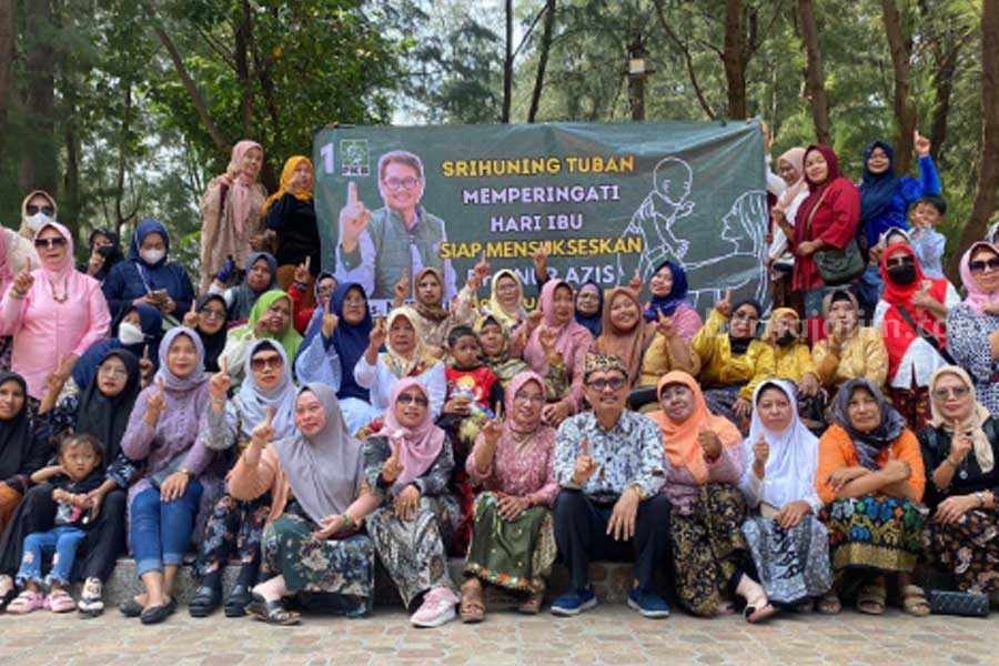Relawan Perempuan Sri Huning saat menggelar peringatan Hari Ibu di Pantai Boom Tuban. [foto: Diah Ayu/beritajatim.com]