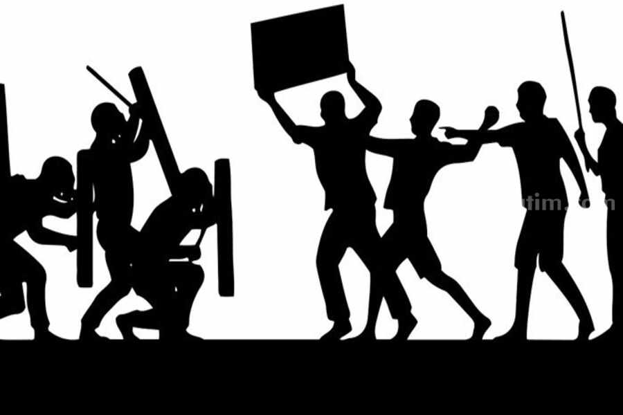 5 ABH Terlibat Kerusuhan Suporter Divonis 1 Bulan Penjara Ilustrasi suporter ricuh (Nameres- Pixabay)