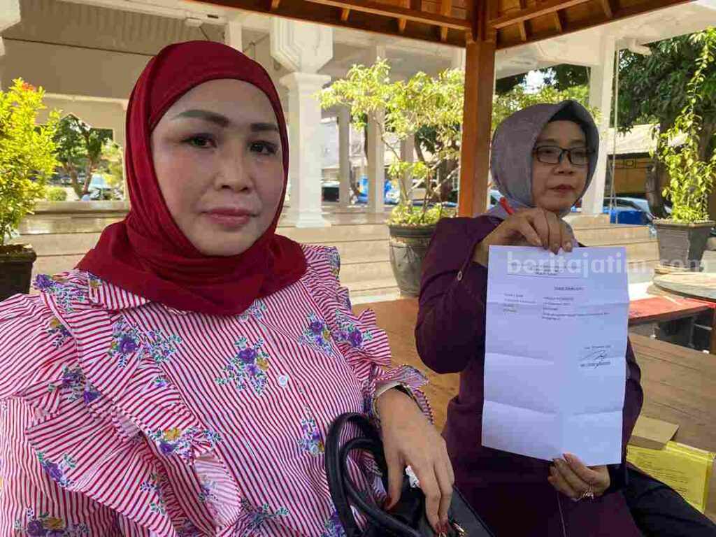 Amelia Fatmasari bersama kuasa hukumnya saat di Mapolres Tuban. [foto : Diah Ayu/beritajatim.com]