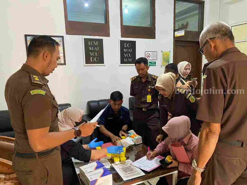 BNNK Tuban Lakukan Tes Urine, 1 Pegawai Kejaksaan Negeri Positif Soma Pegawai Kejaksaan Negeri Tuban saat mengikuti tes urine yang dilaksanakan oleh BNNK Tuban.