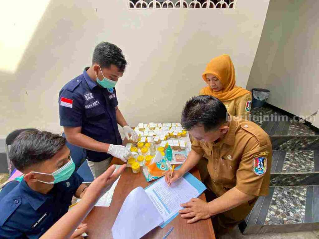 Dinas Pendidikan Kerjasama Dengan BNNK Tuban, Puluhan Guru Dites Urine Salah satu guru di Kabupaten Tuban saat mengikuti skrining tes urine di Dinas Pendidikan.