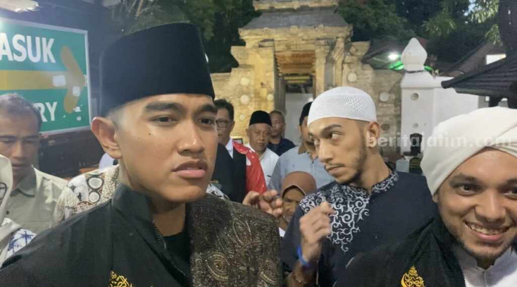 aesang Pangarep saat berada di Makam Sunan Bonang Tuban. [Foto:Diah Ayu/beritajatim.com]