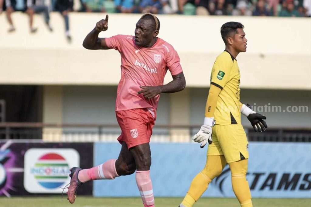 Pemain Persela Lamongan, Herman Dzumafo saat bertanding di Stadion Tuban Sport Center. [Foto:istimewa]