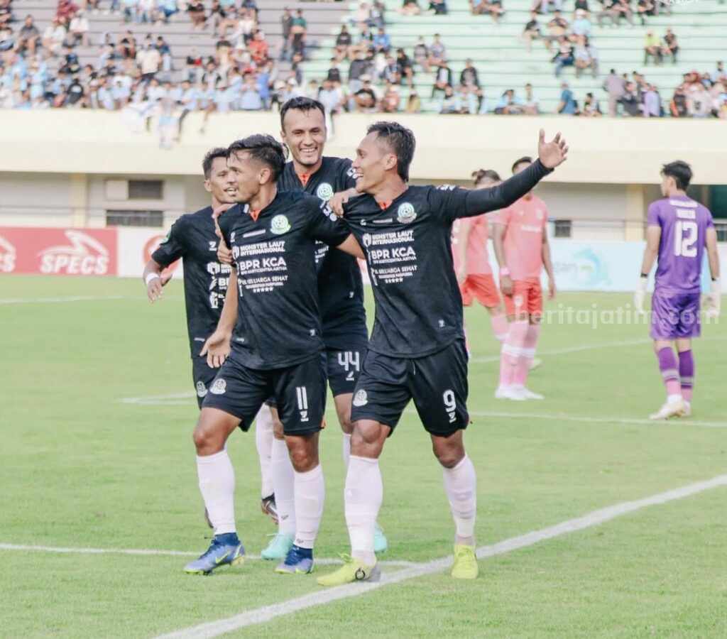Persipa Pati saat bertanding di Stadion Tuban Sport Center.