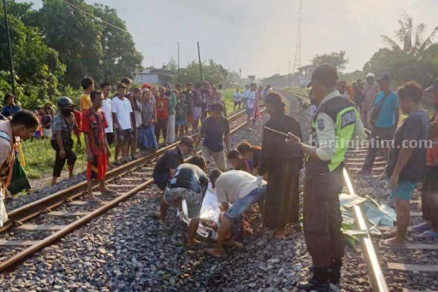 Janda di Lamongan Tertabrak Kereta Api, Tewas Seketika di TKP Proses evakuasi janda tertabrak kereta api di Lamongan.