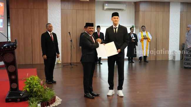 Bek Venezia Resmi WNI dan Siap Perkuat Timnas Indonesia Jay Idzes saat menjalani sumpah menjadi WNI. (Foto: PSSI)