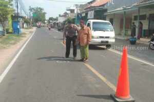 Polisi melakukan olah TKP di lokasi kecelakaan.