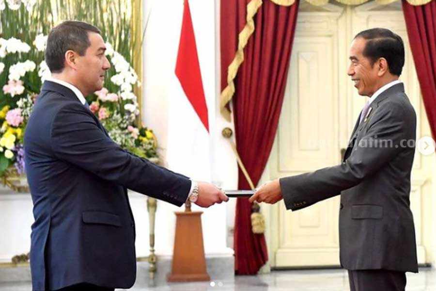 Duta Besar Kazakhstan untuk Indonesia Serzhan Abdykarimov saat bertemu dengan Presiden Republik Indonesia Joko Widodo di Istana Merdeka.