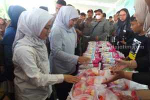 Gubernur Jawa Timur di pasar murah Sumemep.