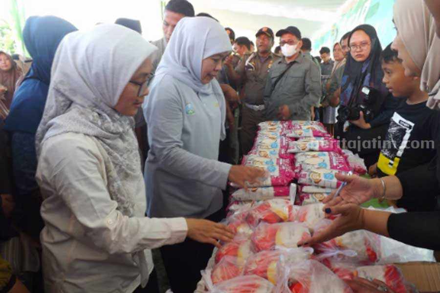 Gubernur Jawa Timur di pasar murah Sumemep.