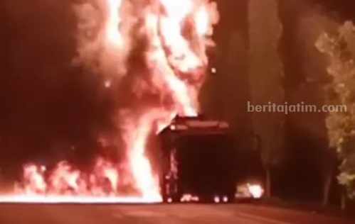 Blarr!! Truk Bermuatan 24 Ribu Liter Metanol Meledak di Tol Jombang jombang